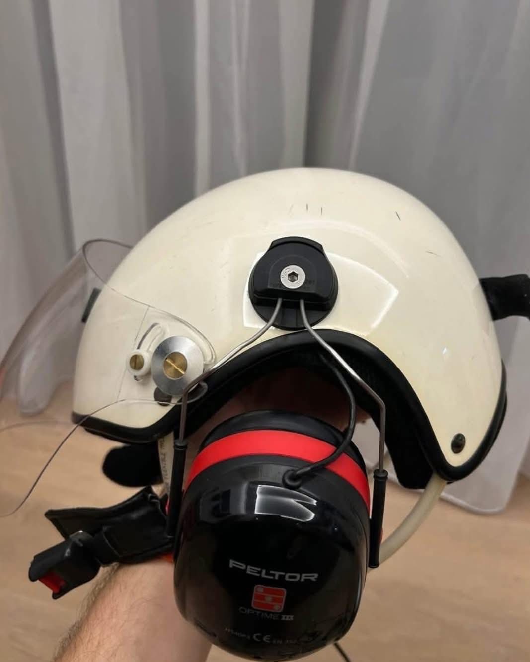 Aviation Flight Helmets with Integrated Headsets – For Sale - Image 4