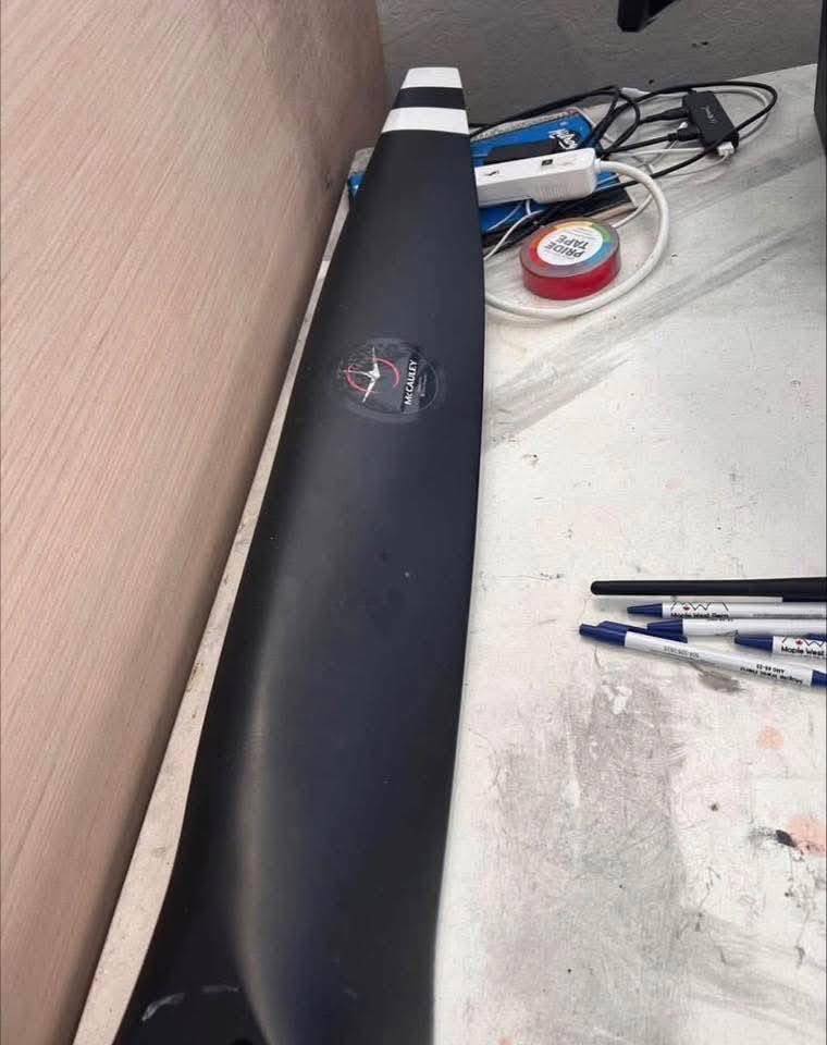1A175 GM8244 Propeller – Excellent Condition - Image 3